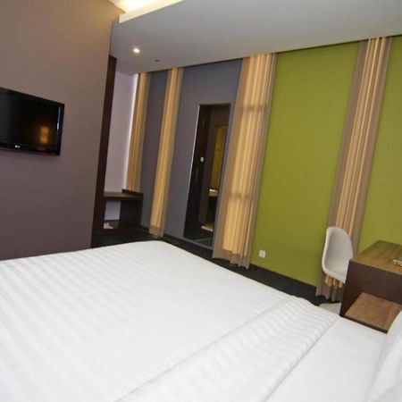 Plan B Hotel Padang  Exterior photo