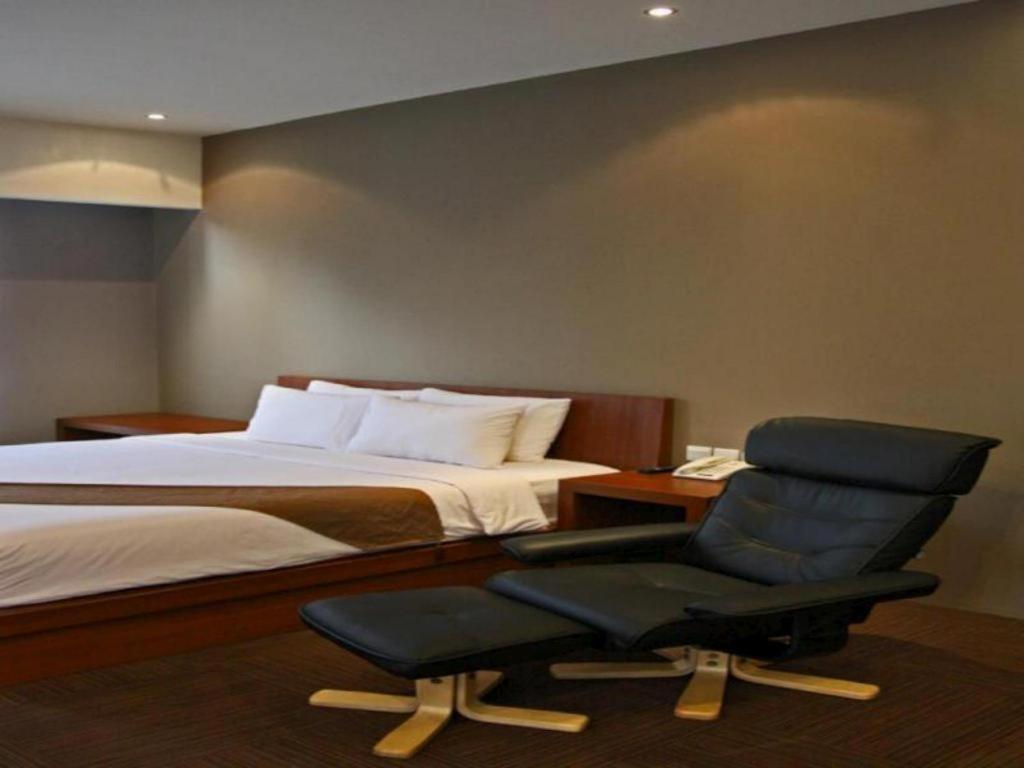 Plan B Hotel Padang  Exterior photo
