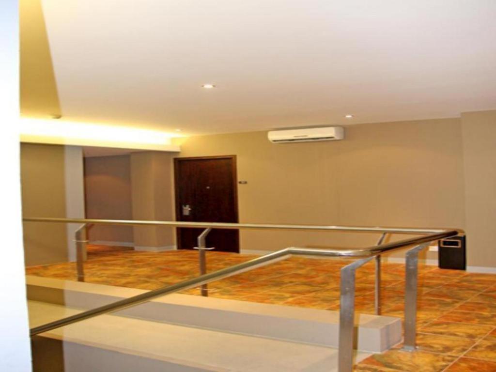 Plan B Hotel Padang  Exterior photo