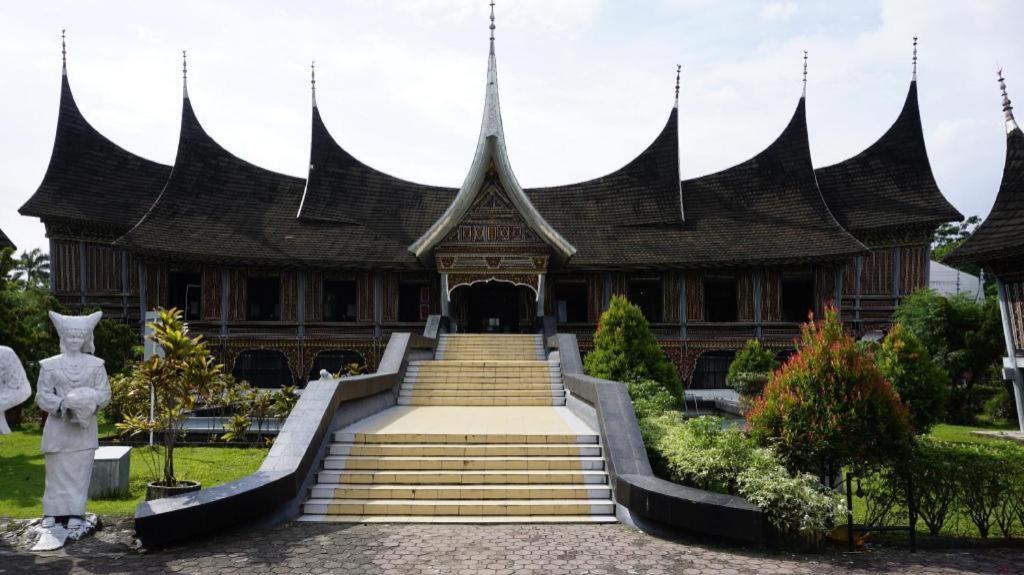Plan B Hotel Padang  Exterior photo