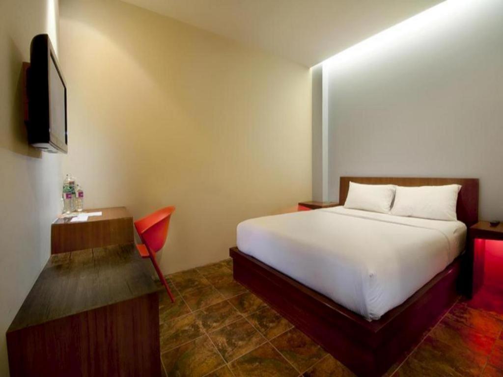 Plan B Hotel Padang  Exterior photo