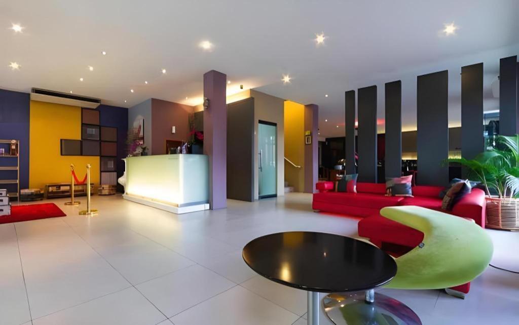 Plan B Hotel Padang  Exterior photo