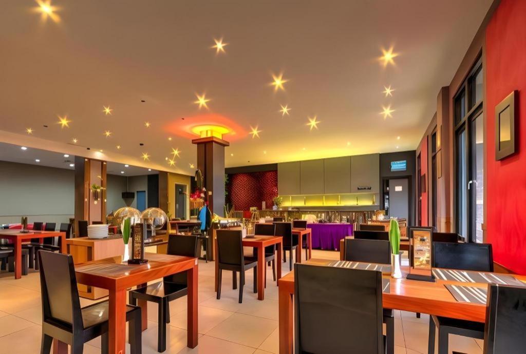 Plan B Hotel Padang  Exterior photo