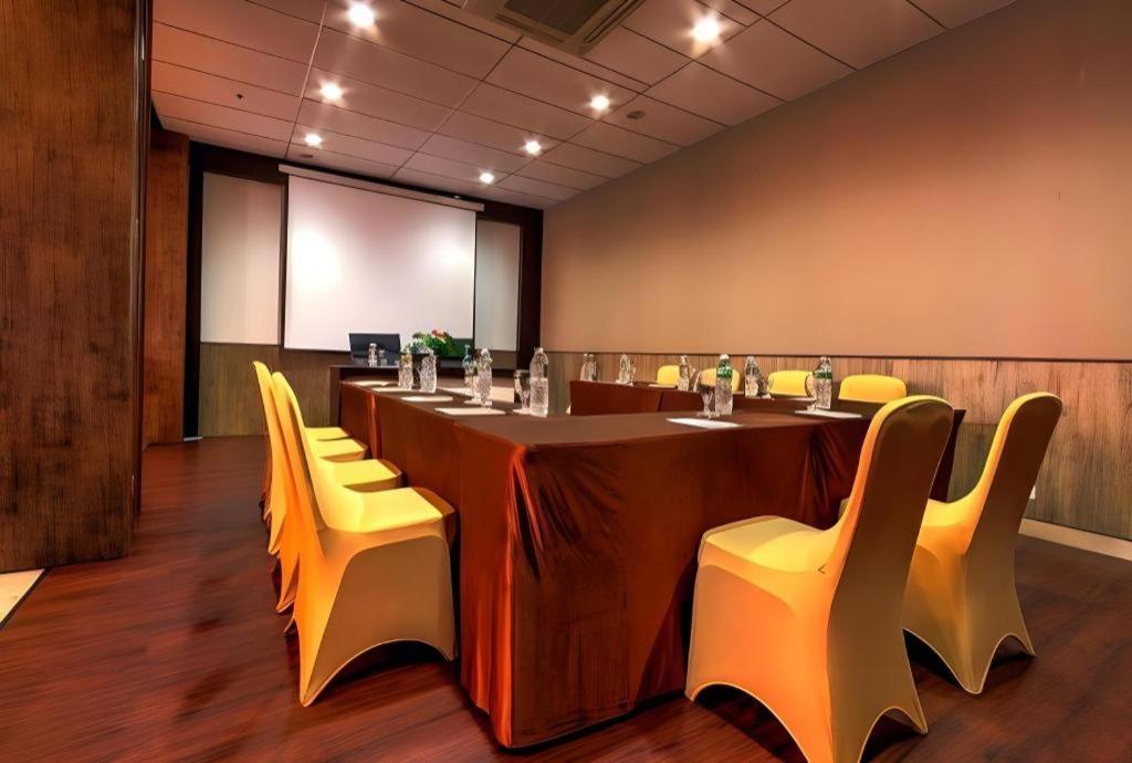 Plan B Hotel Padang  Exterior photo