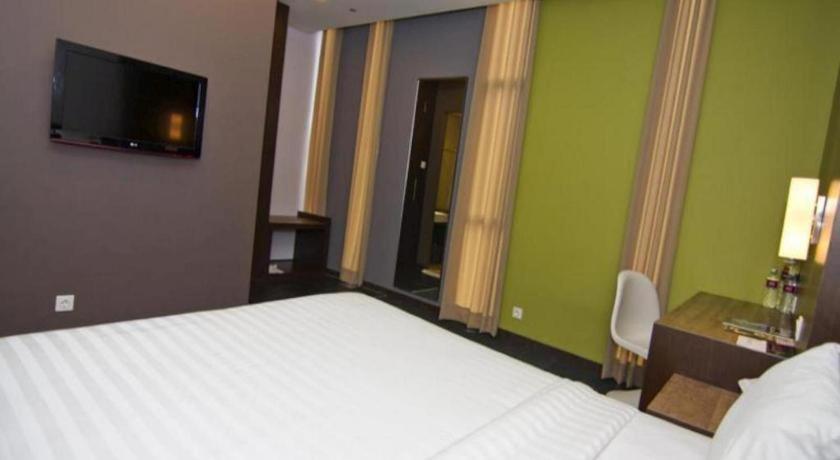 Plan B Hotel Padang  Exterior photo