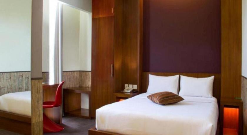 Plan B Hotel Padang  Exterior photo