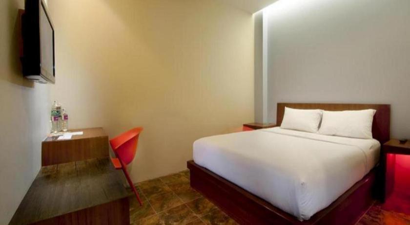 Plan B Hotel Padang  Exterior photo