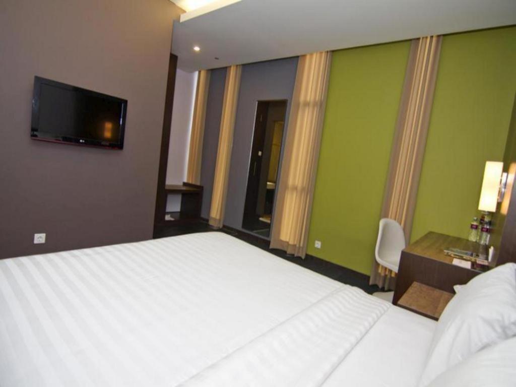 Plan B Hotel Padang  Exterior photo