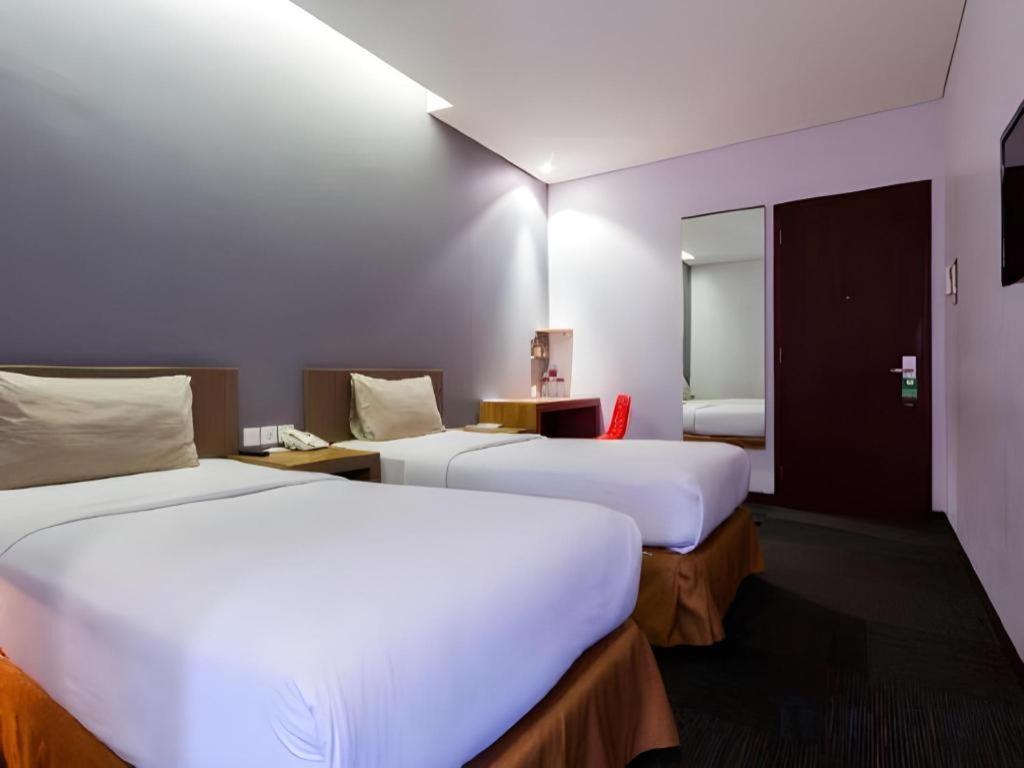 Plan B Hotel Padang  Exterior photo
