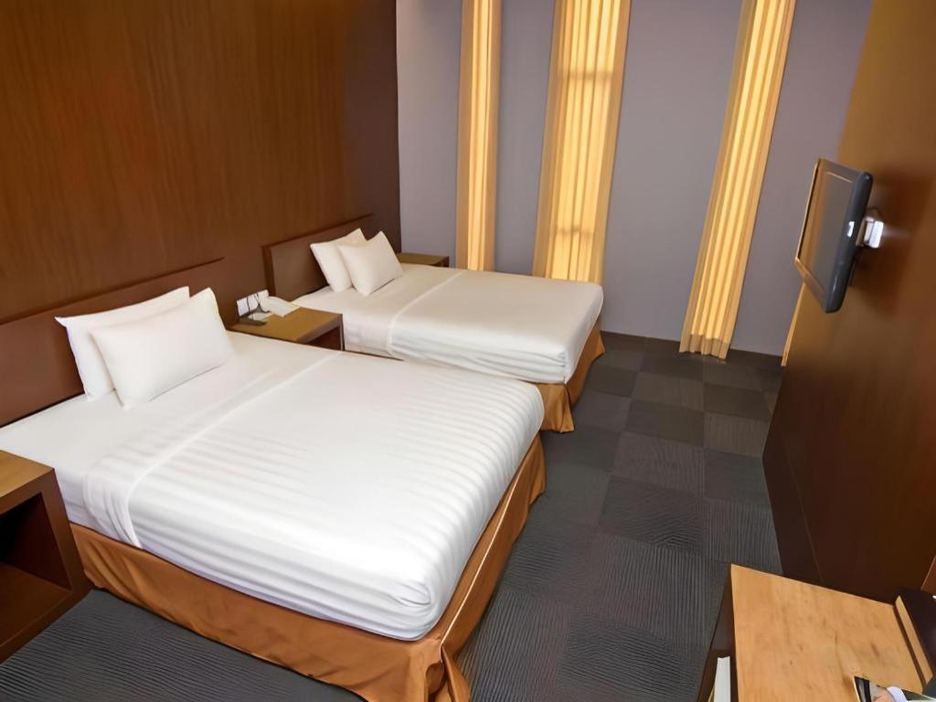 Plan B Hotel Padang  Exterior photo