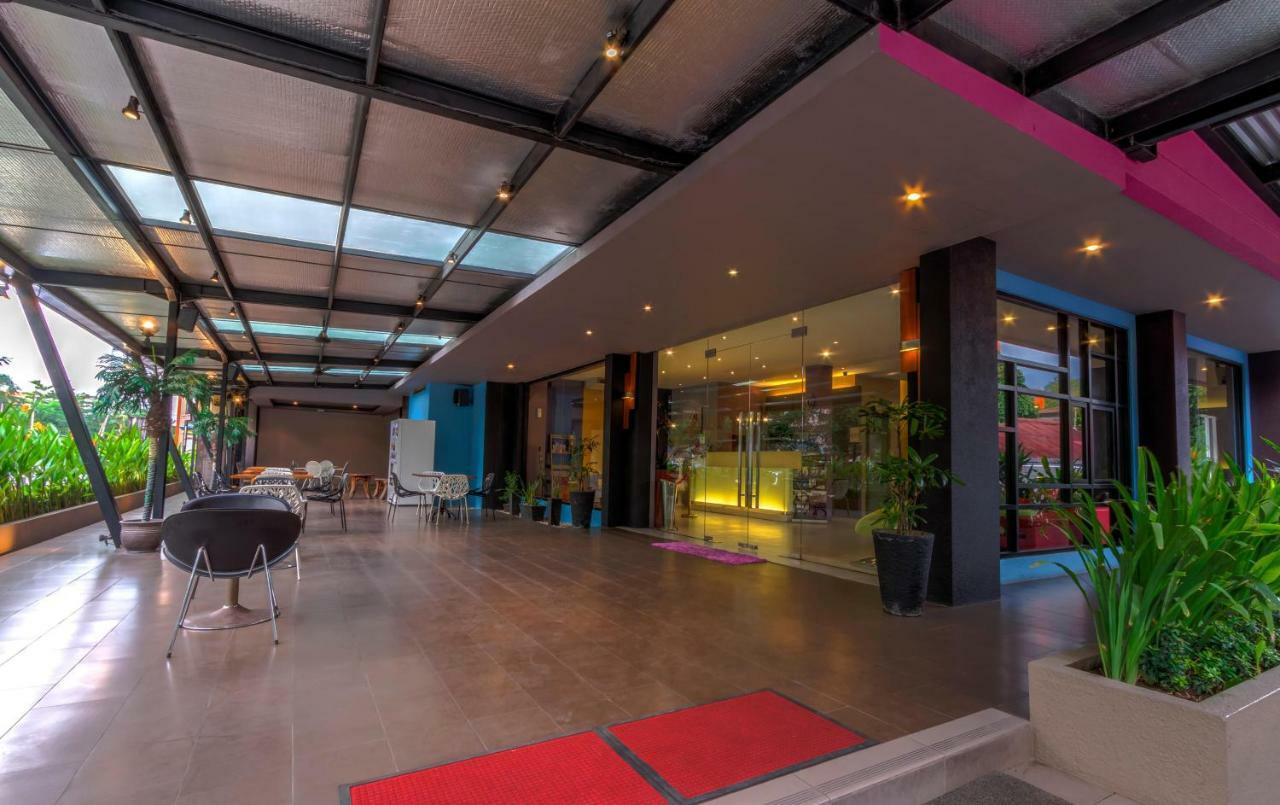 Plan B Hotel Padang  Exterior photo